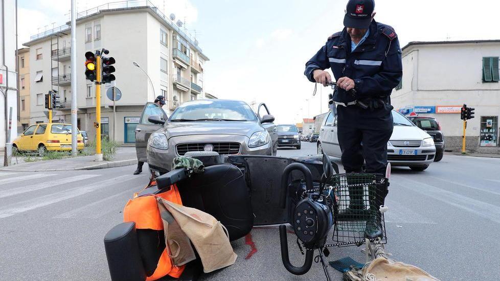 Investito con la sedia a rotelle