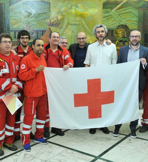 La Croce Rossa consegna la bandiera a Simone Millozzi
