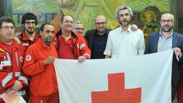 La Croce Rossa consegna la bandiera a Simone Millozzi