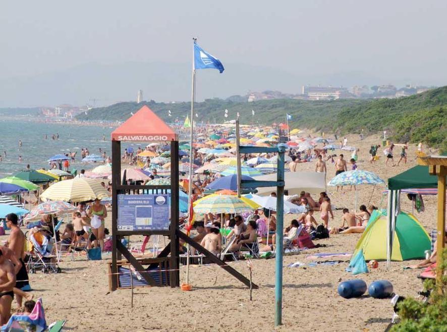 Al mare accompagnati dai volontari 