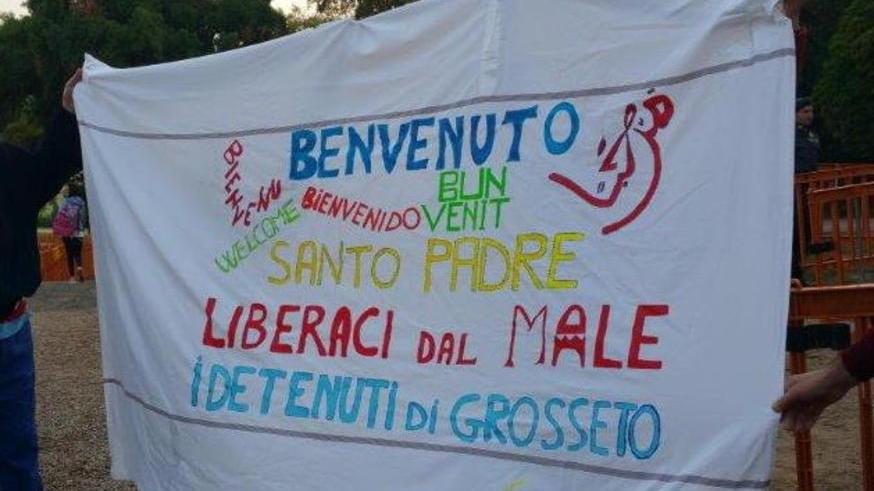 «Benvenuto Santo Padre. Liberaci dal male»