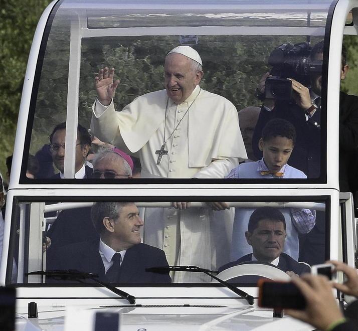 Sulla papamobile c’è un ospite inatteso
