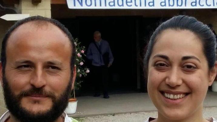 Si sposano a giugno. Lui benedice le loro fedi
