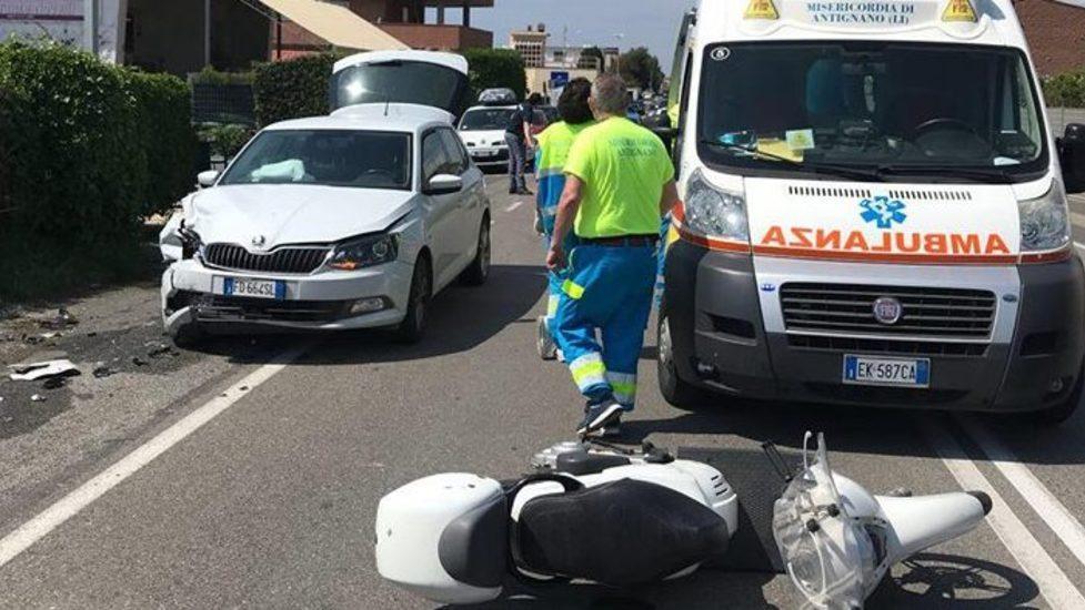 Perde il controllo e urta i mezzi in sosta