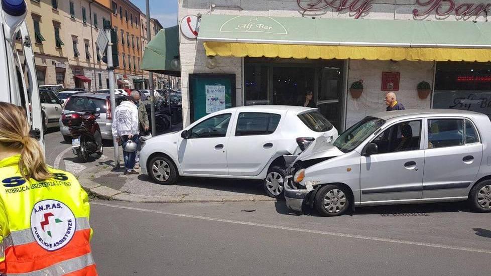Si schianta contro 2 auto al semaforo: è grave