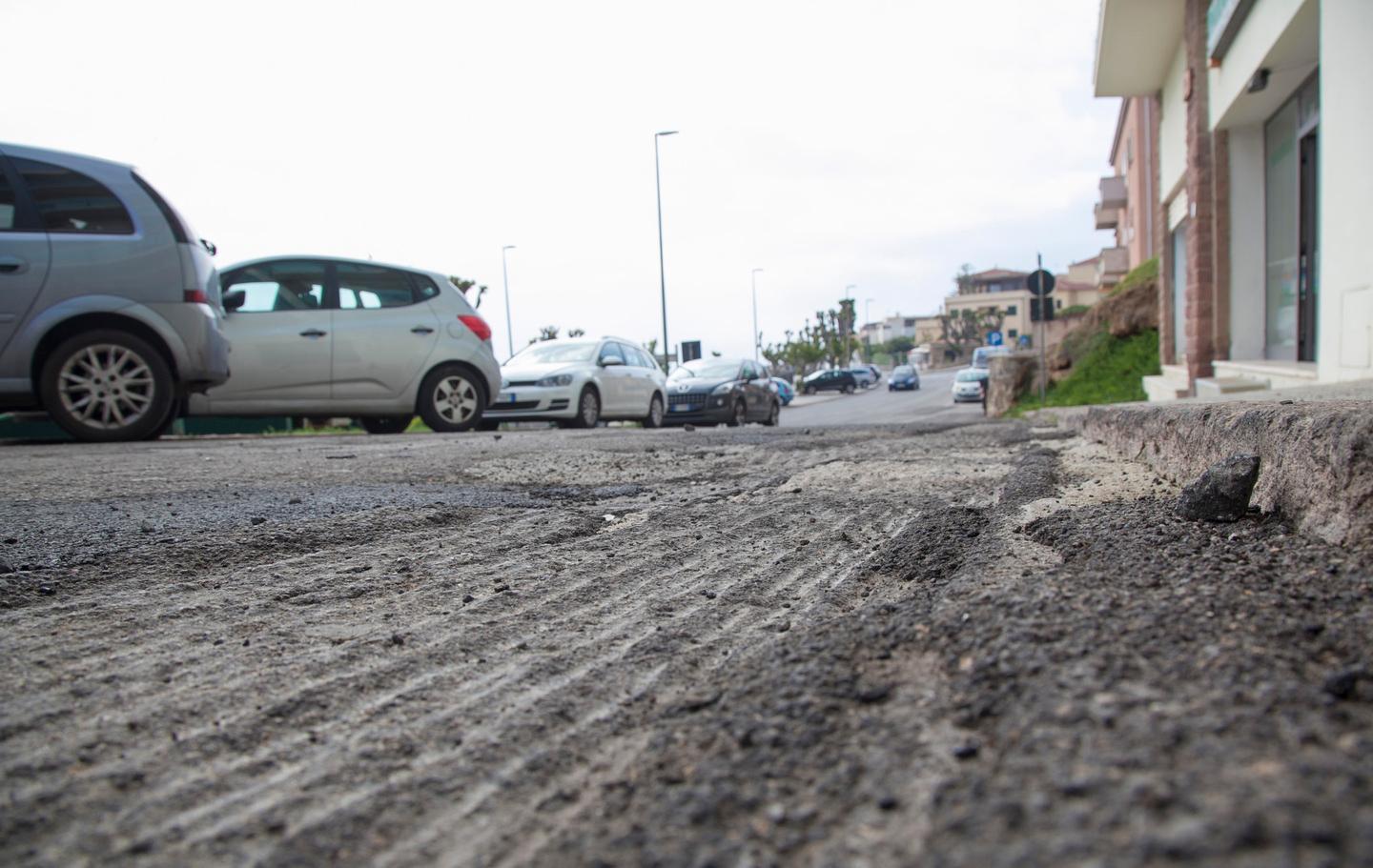 Alghero, strade costellate di buche: la pioggia ha lavato via i rattoppi