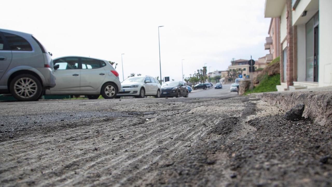 Alghero, strade costellate di buche: la pioggia ha lavato via i rattoppi