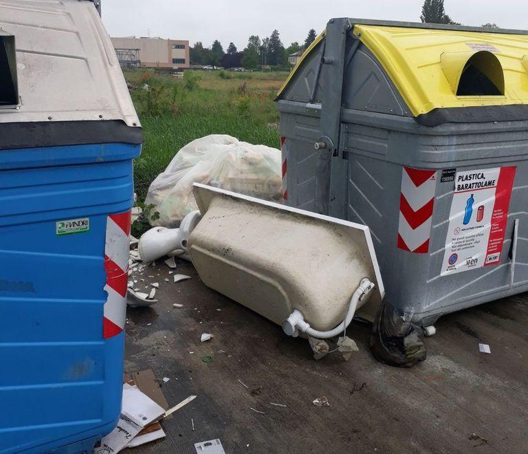 Una vasca da bagno tra i cassonetti di via Einstein