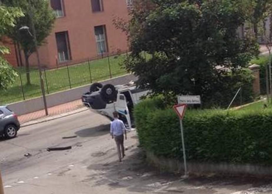 Tamponamento, furgone si ribalta 