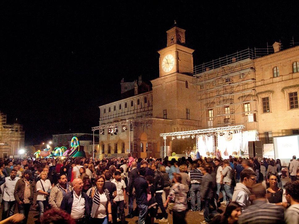 Carpi, una Notte Bianca di musica, balli, cene, dj set e mercatini
