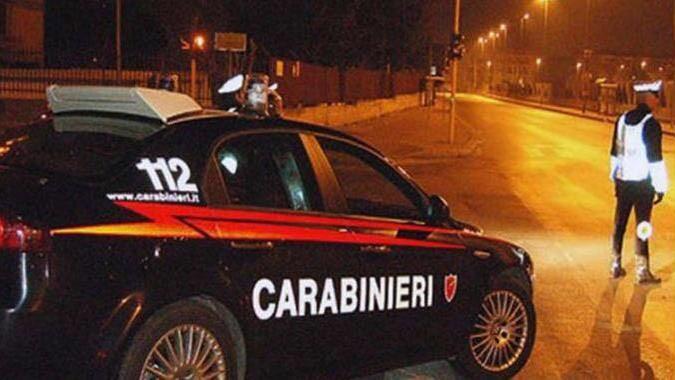 Alla guida ubriaco, sbanda con l'auto e ne danneggia altre tre: denunciato