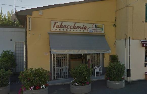 La Tabaccheria Petracchi di via Cava a Tobbiana