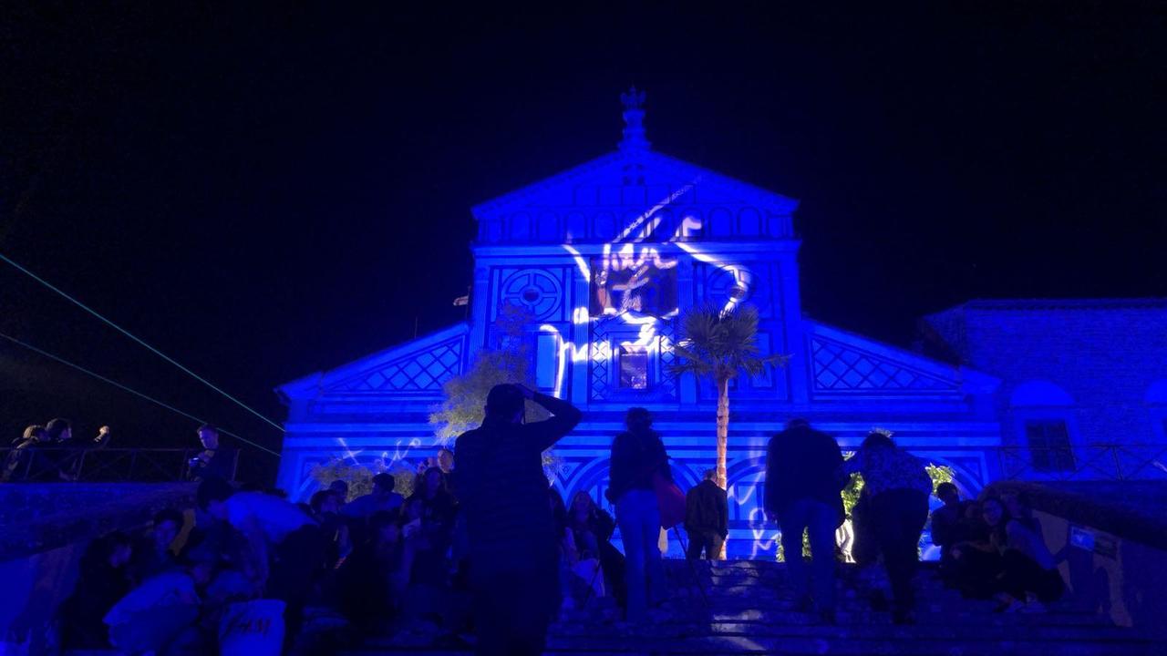 Gli effetti di luce sulla facciata di San Miniato