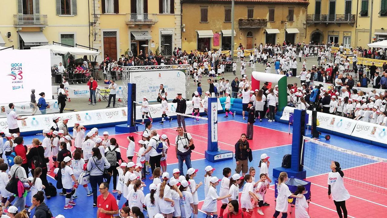 Una veduta di piazza delle Carceri trasformata in un campo di volley