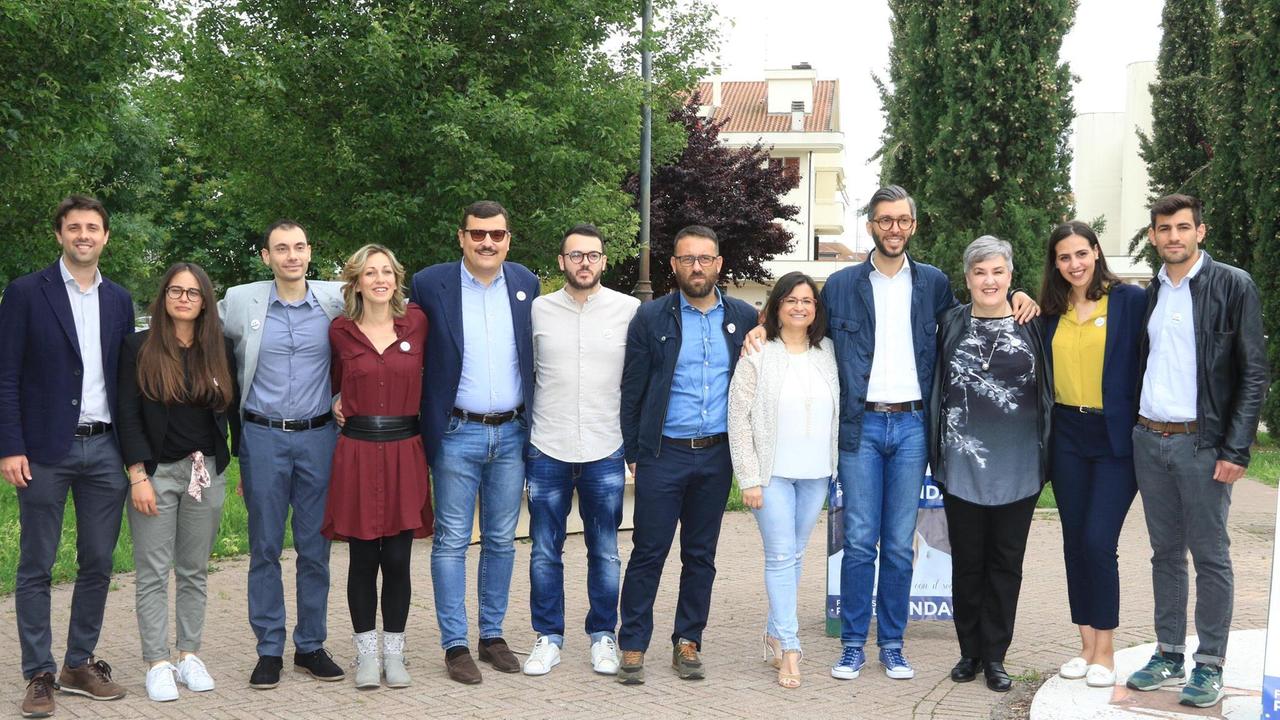 Francesco Puggelli con la squadra dei consiglieri della lista di centrosinistra (foto Sproviero-Batavia)