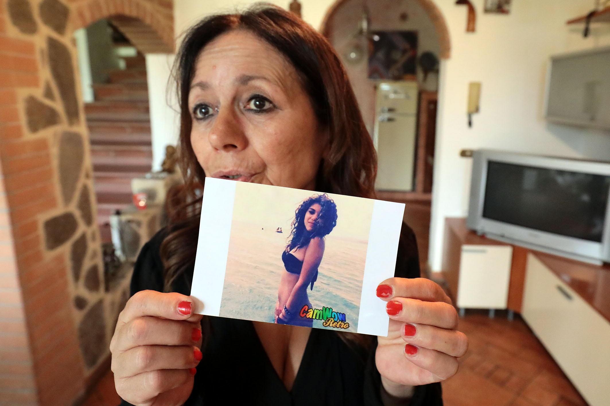 Clementina Gena, la mamma di Sara Scimmi, con la foto della figlia (Agenzia Carlo Sestini)