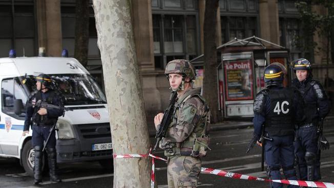 Accoltella passanti a Parigi, 4 feriti