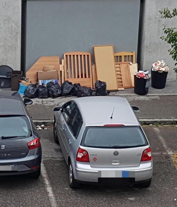 Lo scempio della spazzatura in strada al macrolotto e a tavola