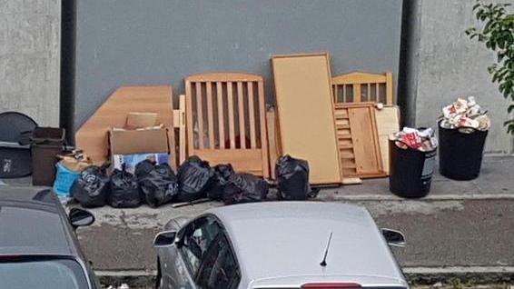 Lo scempio della spazzatura in strada al macrolotto e a tavola