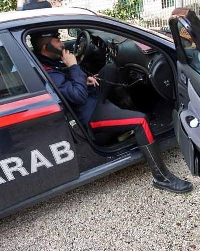Rubata collana d’oro a un’anziana con la tecnica dell’abbraccio