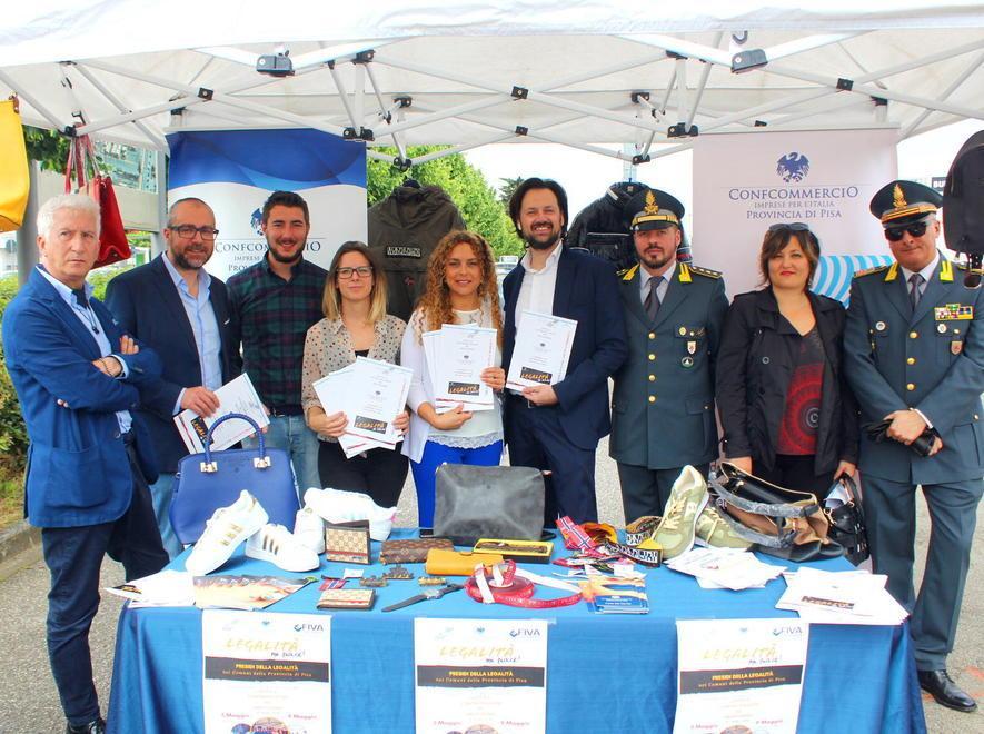 Al mercato presidio anti contraffazione 