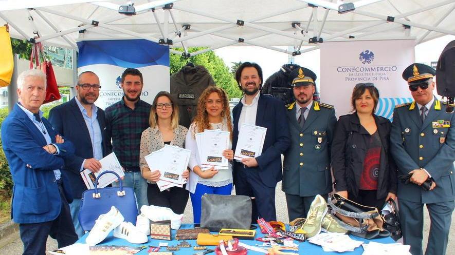 Al mercato presidio anti contraffazione