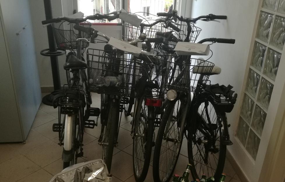 Abusivi nel mirino: sequestrate birre biciclette e droga