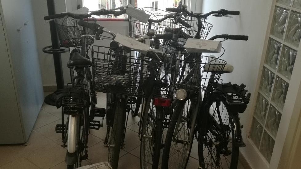 Abusivi nel mirino: sequestrate birre biciclette e droga