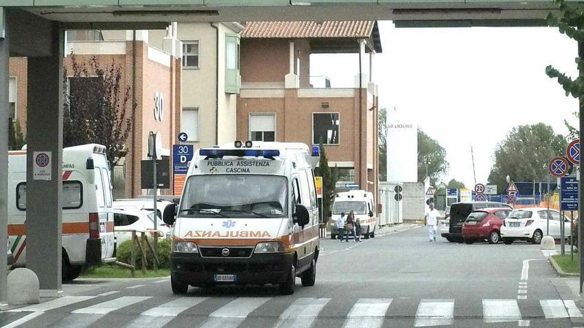 Trovato in strada ferito sotto la moto: non ricorda nulla