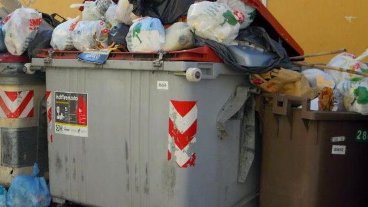 «Cassonetti distanti 800 metri, siamo stufi»