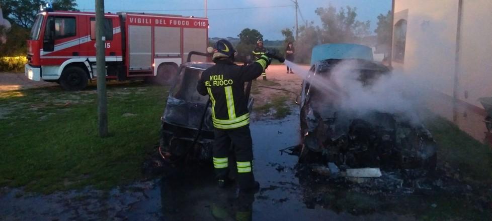 Bruciano un’auto e un’Ape parcheggiate