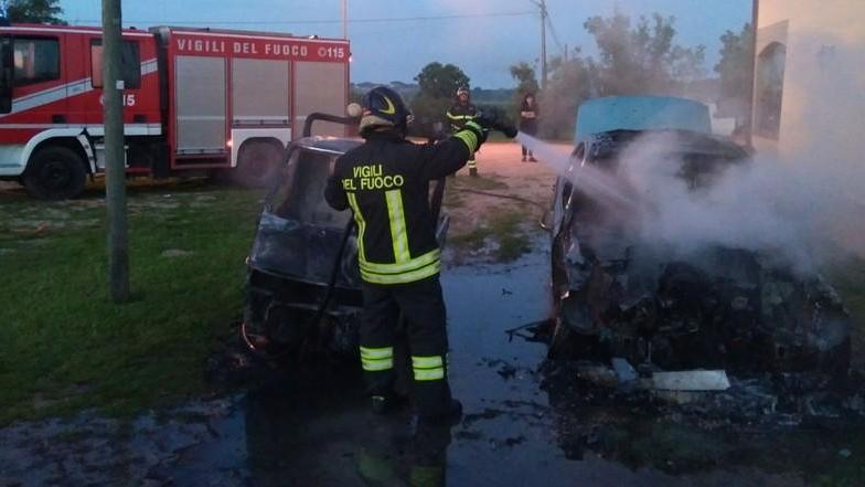 Bruciano un’auto e un’Ape parcheggiate
