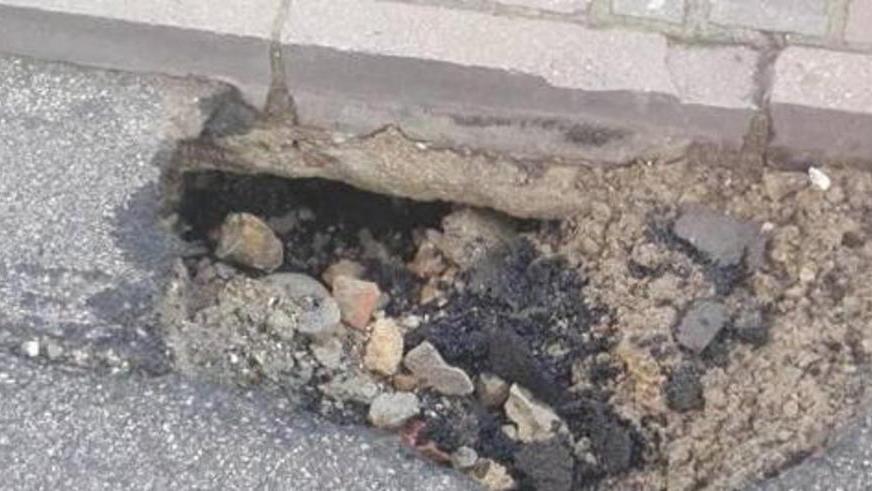 Perdita nel sistema fognario Cade un muretto nel borgo