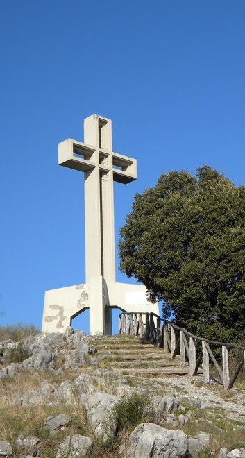 A piedi o in mountain alla Croce di Brancoli per la “Bicimessa” 