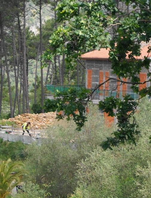 Cade dal ponteggio, è grave 