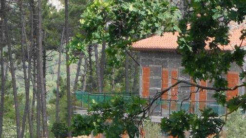 Cade dal ponteggio, è grave