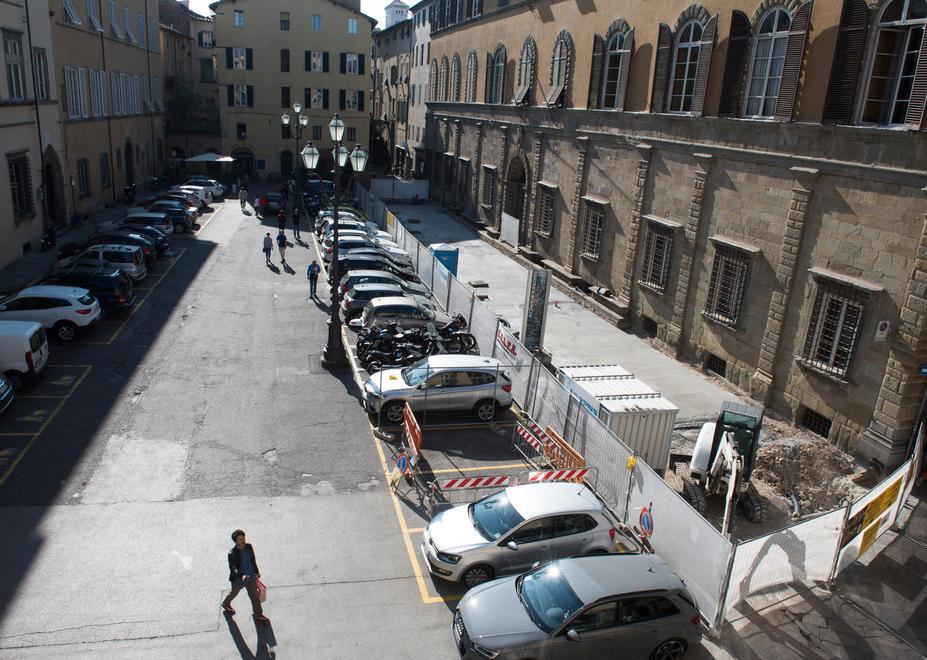 Allarme taglio posti auto per piazza Bernardini 