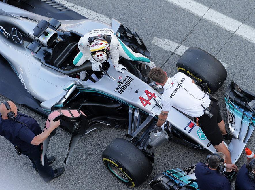 Volano le Mercedes, per ora Vettel è dietro 