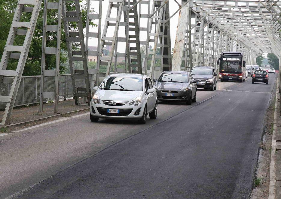 Nuovo asfalto sul ponte da riparare