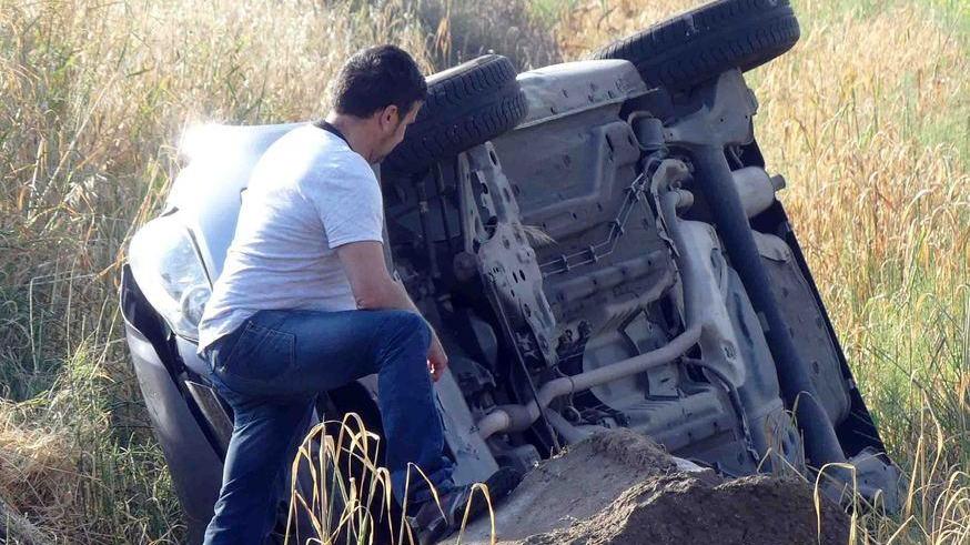 L’auto contro il palo della luce