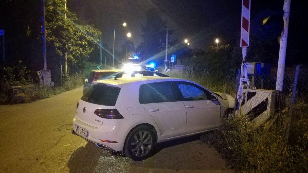 Schianto vicino al passaggio a livello