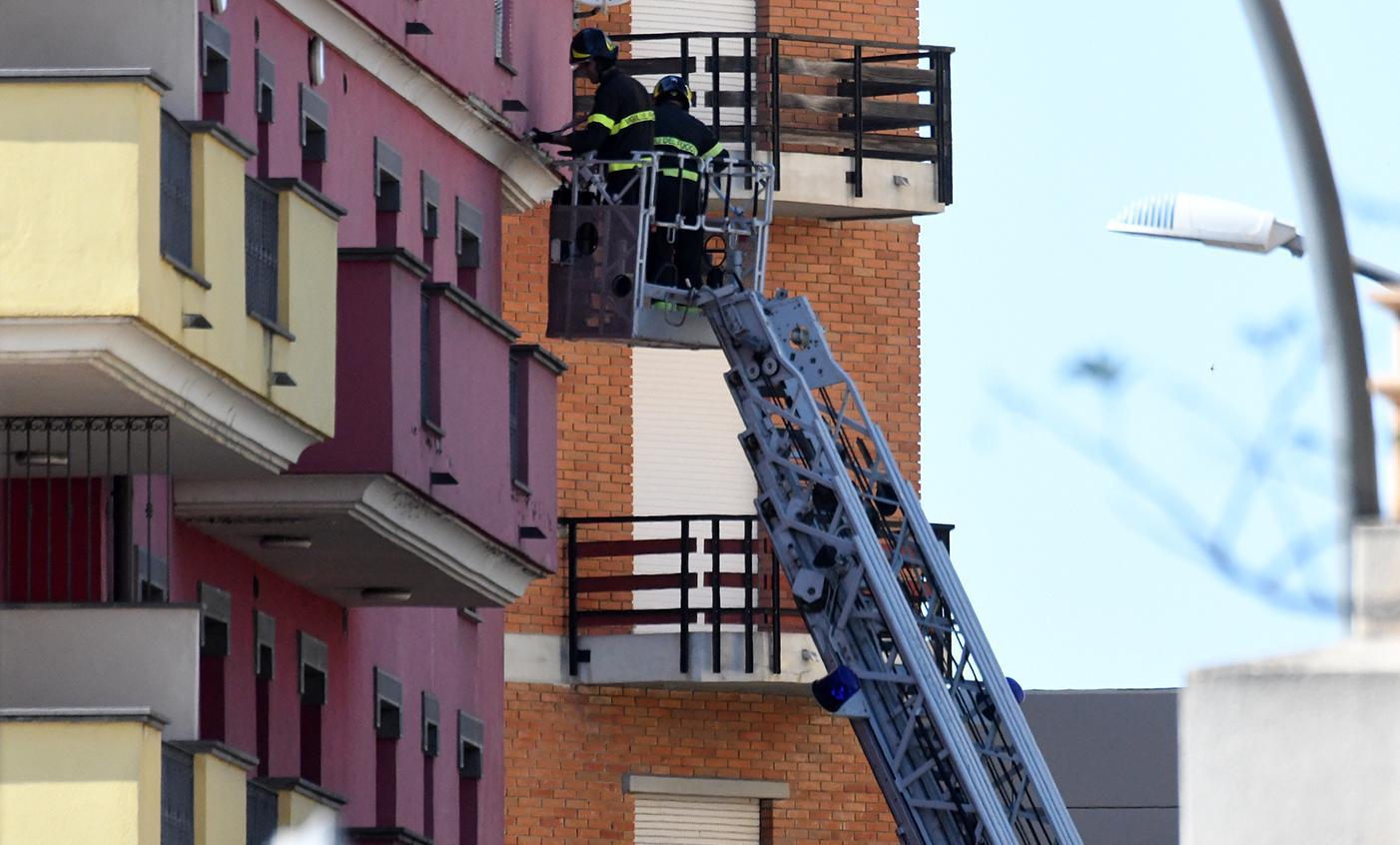 Si stacca l’intonaco da un palazzo