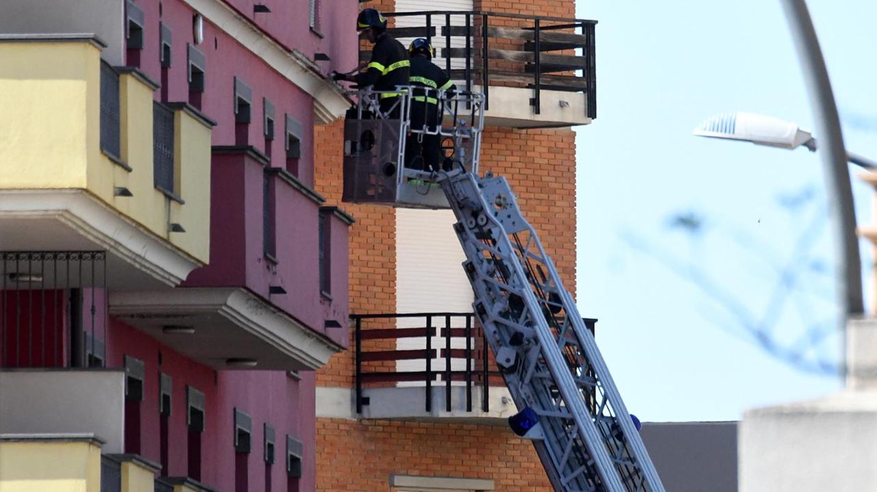 Si stacca l’intonaco da un palazzo