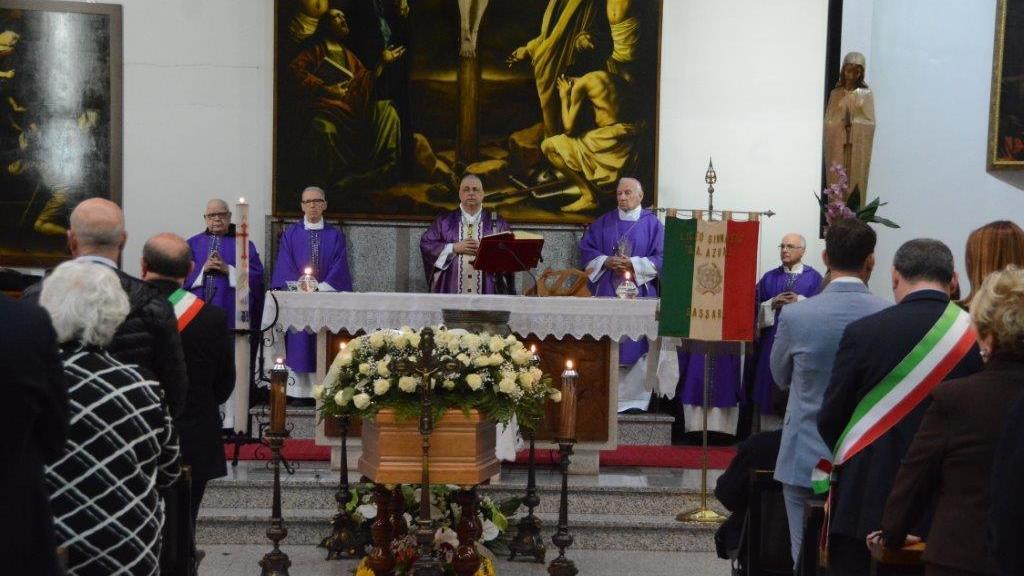 Il funerale di Manglio Brigaglia nella chiesa di San Paolo (foto Mauro Chessa)