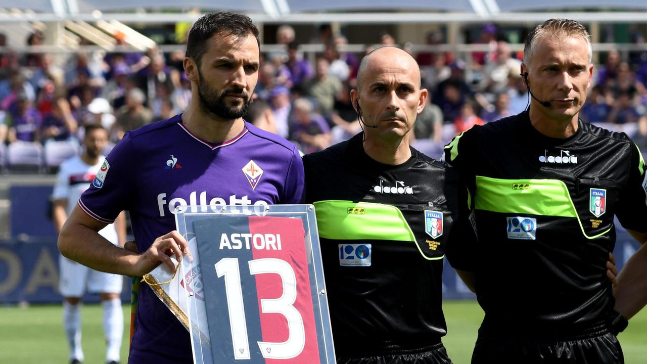 Fiorentina Cagliari nel segno di Astori: i due club ritirano la sua maglia per sempre