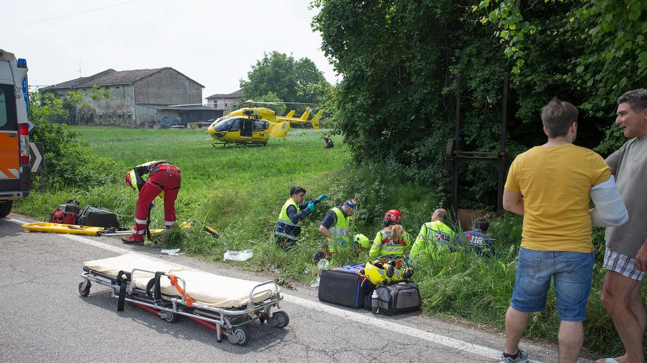 I soccorsi a padre e figlio nel fossato di via Onorata