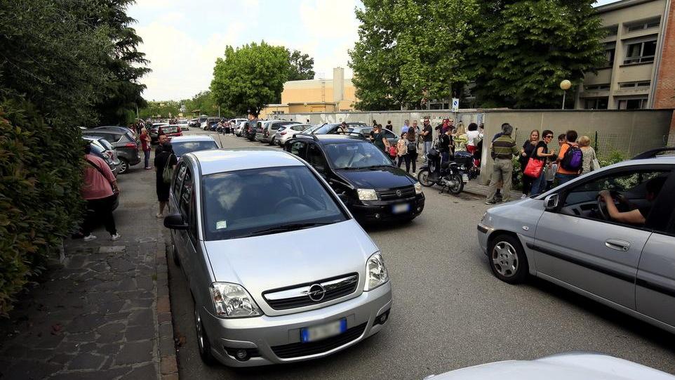 Traffico davanti a scuola a Modena: «Stop alle auto per mezz’ora»