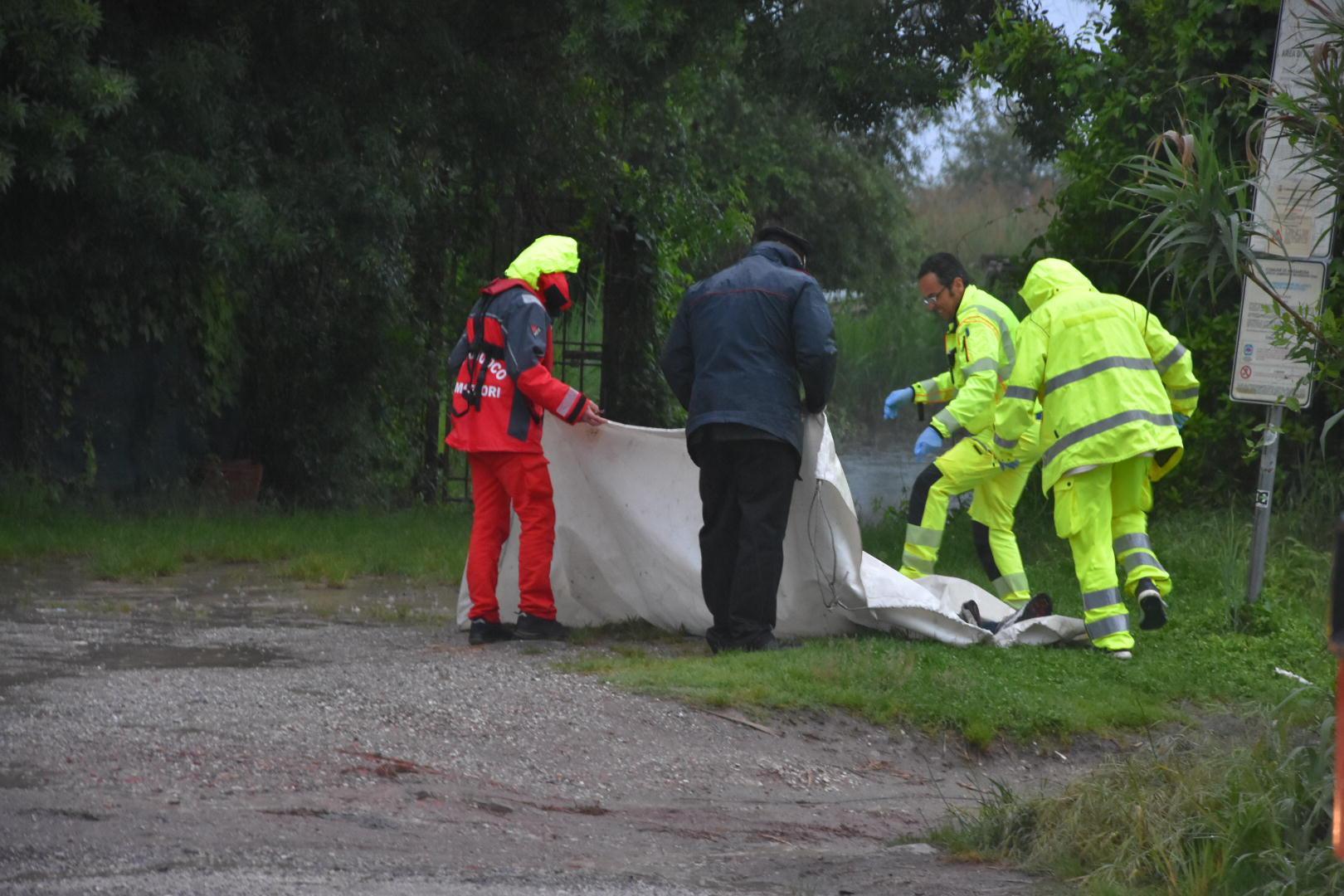 Annega nel lago, annullato il palio dei barchini 