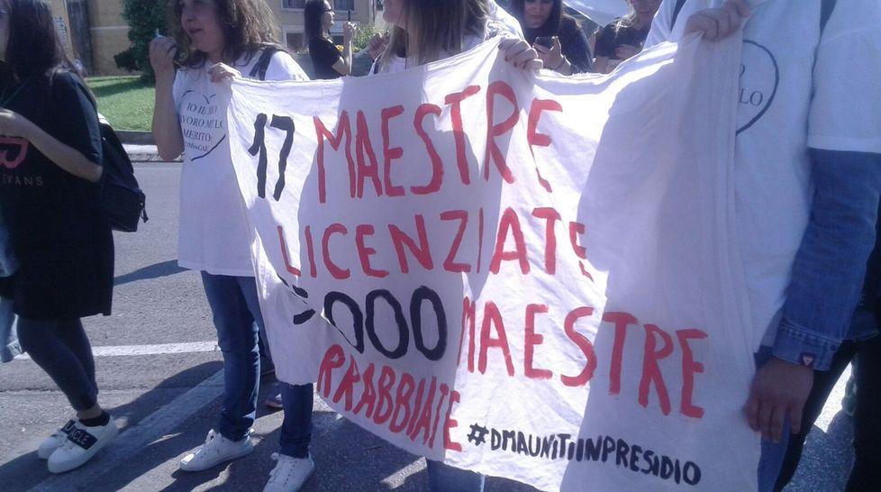 Duecento in corteo: “La maestra non si tocca” 