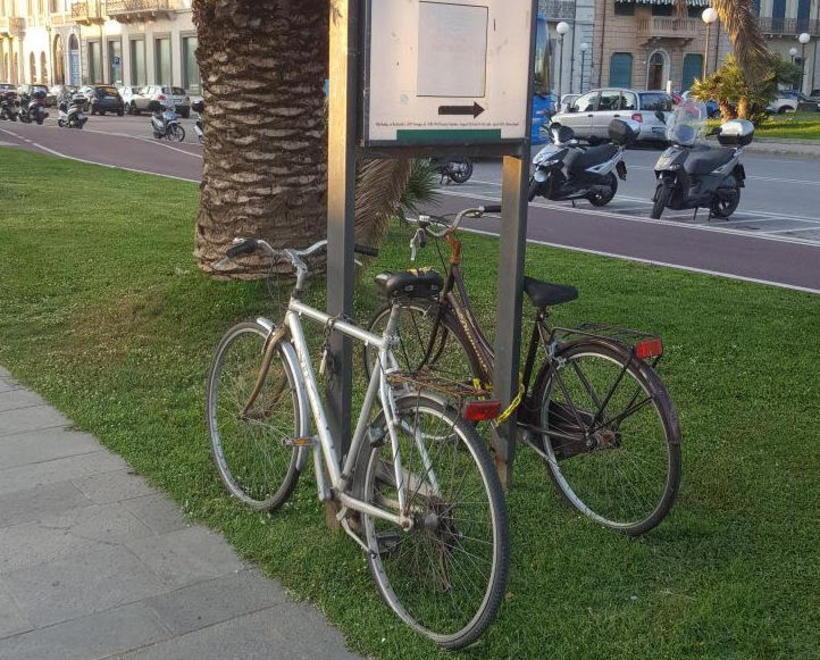 Il cartello diventa rastrelliera